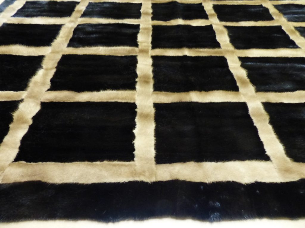 Pelzdecke wurde 195 x 128 cm groß.