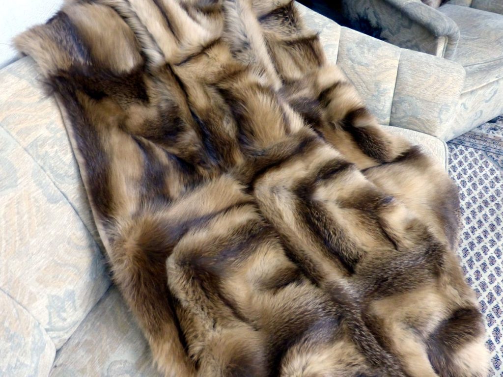 Asisatische Fuchs Pelzdecke auf der Couch