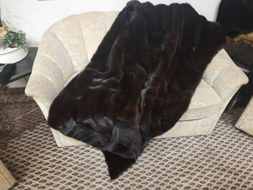 Pelzdecke aus einem alten Standard Nerzmantel.