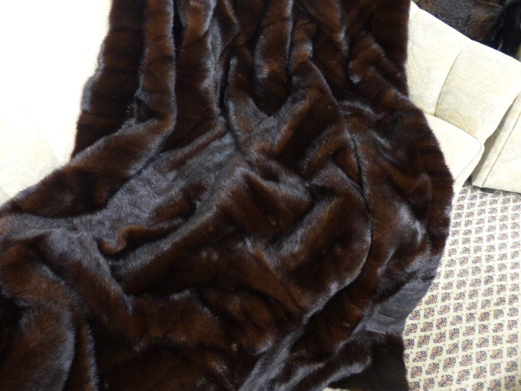 Standard Nerz Mantel umgearbeitet zur Pelzdecke.