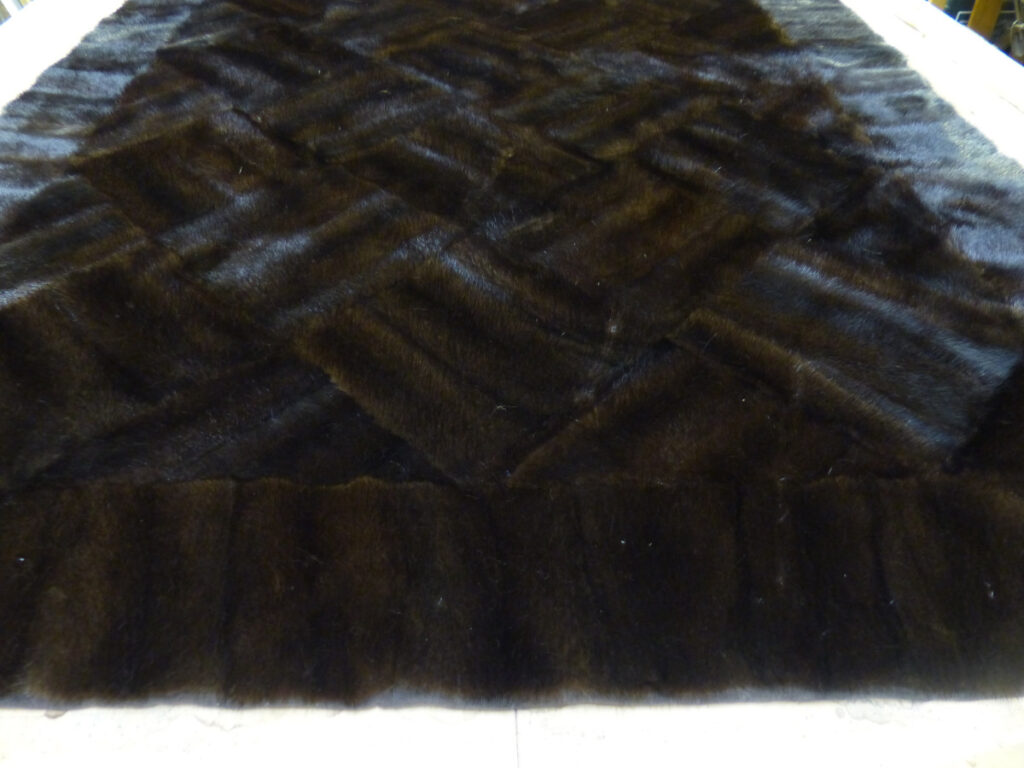 Die Pelzdecke erreichte eine Größe von 178 x 117 cm.