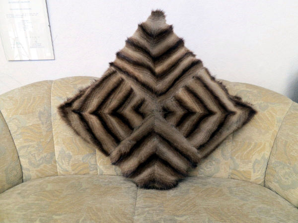 Pelzkissen aus ausgelassenem Biisam Mantel