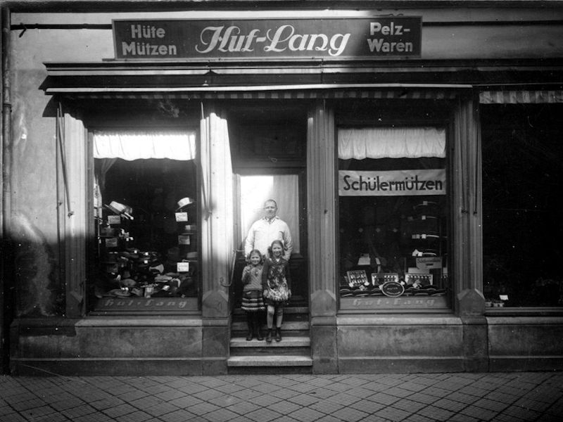 1913 eröffnete Kürschnermeister Friedrich-Wilhelm Lang I. das Hut und Pelzhaus in Kaiserslautern Fruchthallstraße 1.