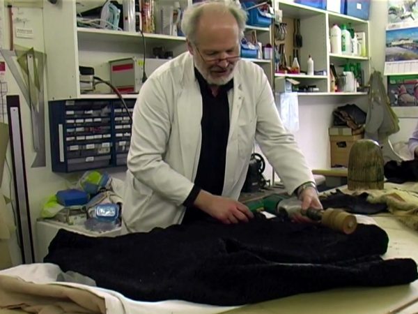 Kürschnermeister Friedrich-Wilhelm Lang in der Werkstatt