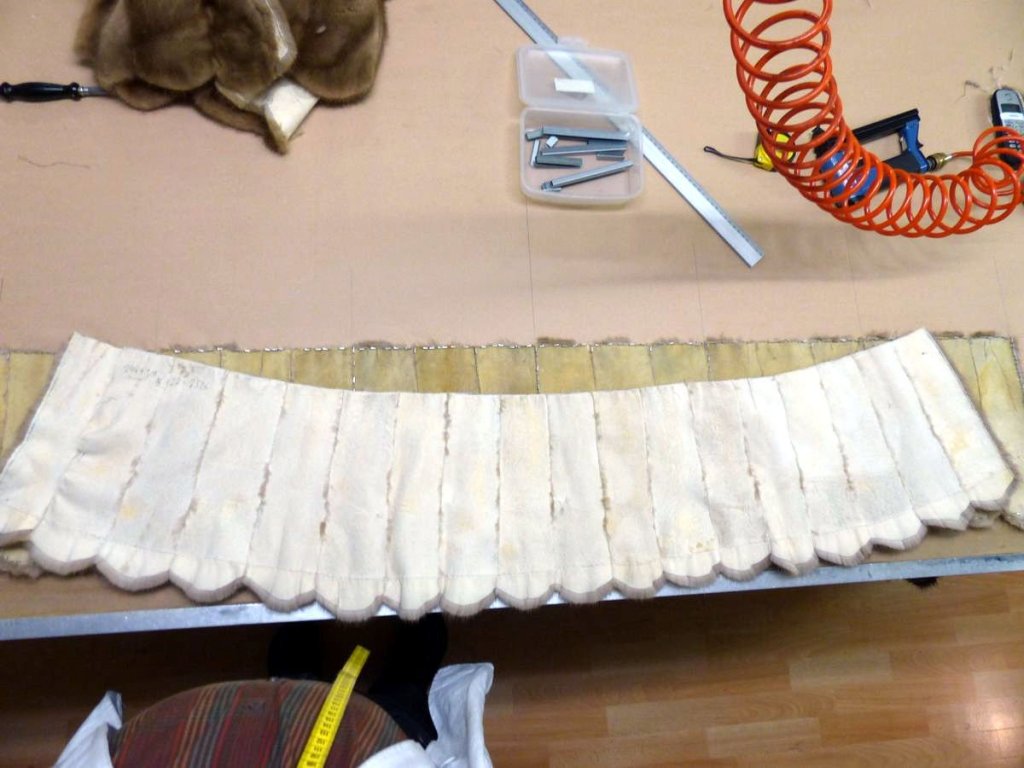 Aus gebogenen Pastell Nerz Streifen werden gerade Streifen.