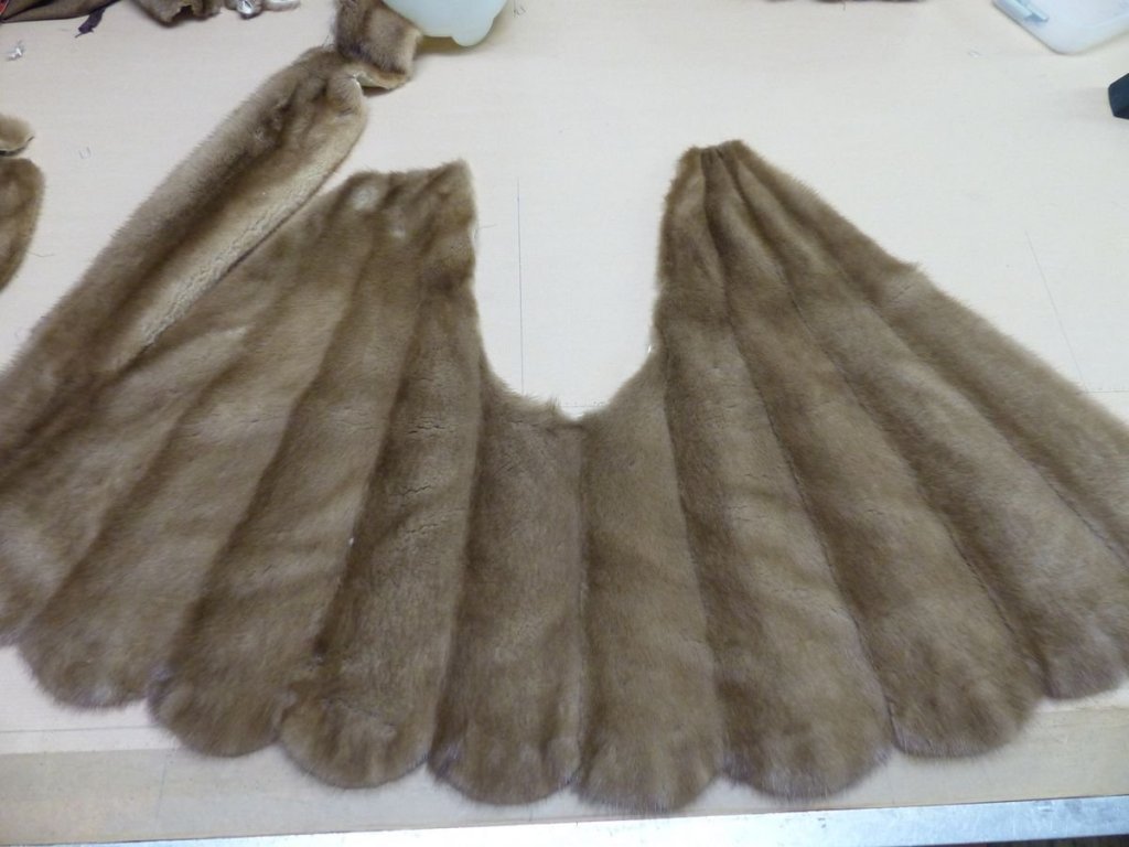 Pastell Nerz Vorderteil und Rücken mit Armloch von der Haarseite.