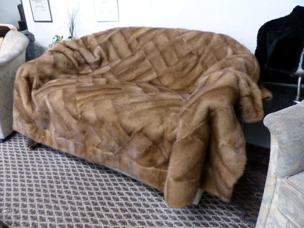 Pelzdecke aus einem alten Pastell Nerz Mantel auf der Couch.