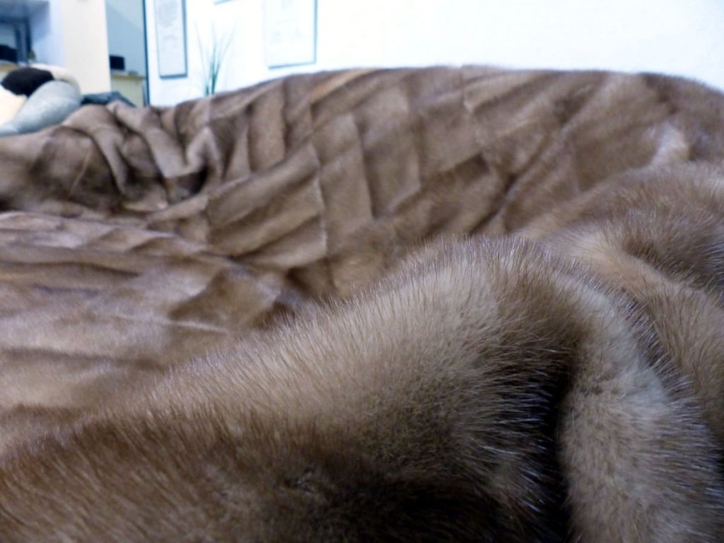 Nahansicht der Pastell Nerz Pelzdecke auf der Couch.