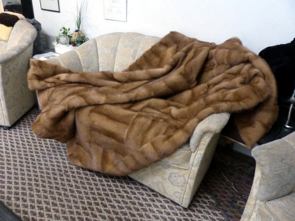 Pastell Nerz Pelzdecke diagonal auf der Couch.