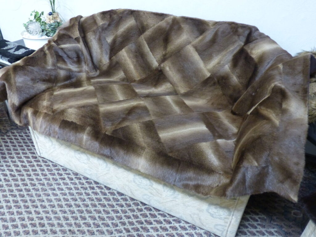 Pelzdecke aus einem alten Ottermantel auf der Couch.
