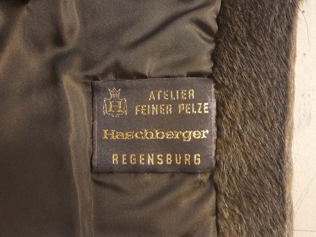 Alter ausgelassener Otter Mantel