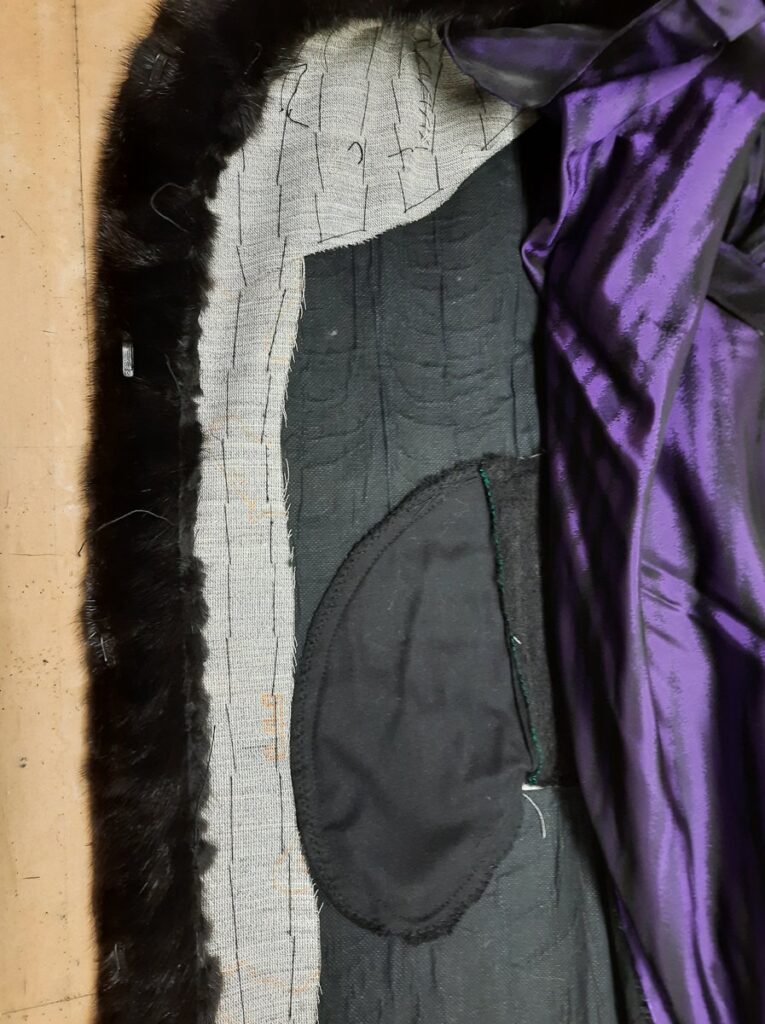 Der Mantel wurde noch hochwertig mit Roßhaar an Stelle von Vlieseline an der Vorderkante und im Brustbereich gestärkt.