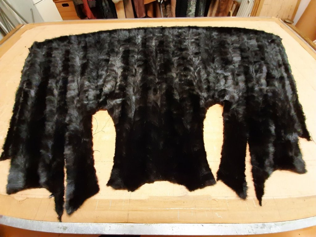 Der getrennte Dark Nerz Pfoten Mantel von der Haarseite.
