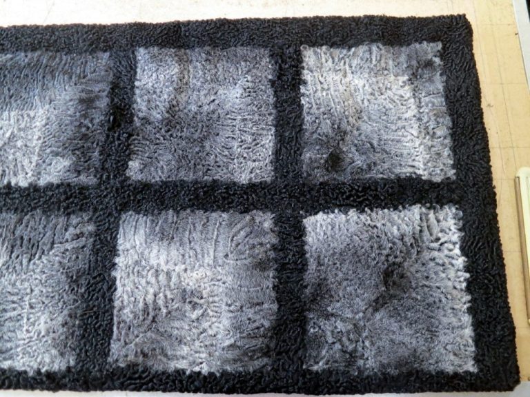 Pelzdecke aus naturgrauen und schwarzen Persianer