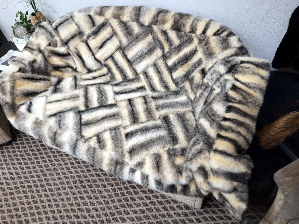 Die Black Cross Nerz Pelzdecke auf der Couch.