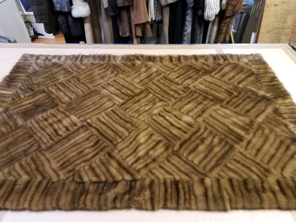 Die Zobel Pelzdecke in der Queransicht.