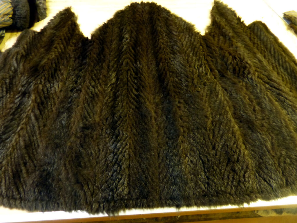 Opossum Wendemantel von der Haarseite zerlegt.