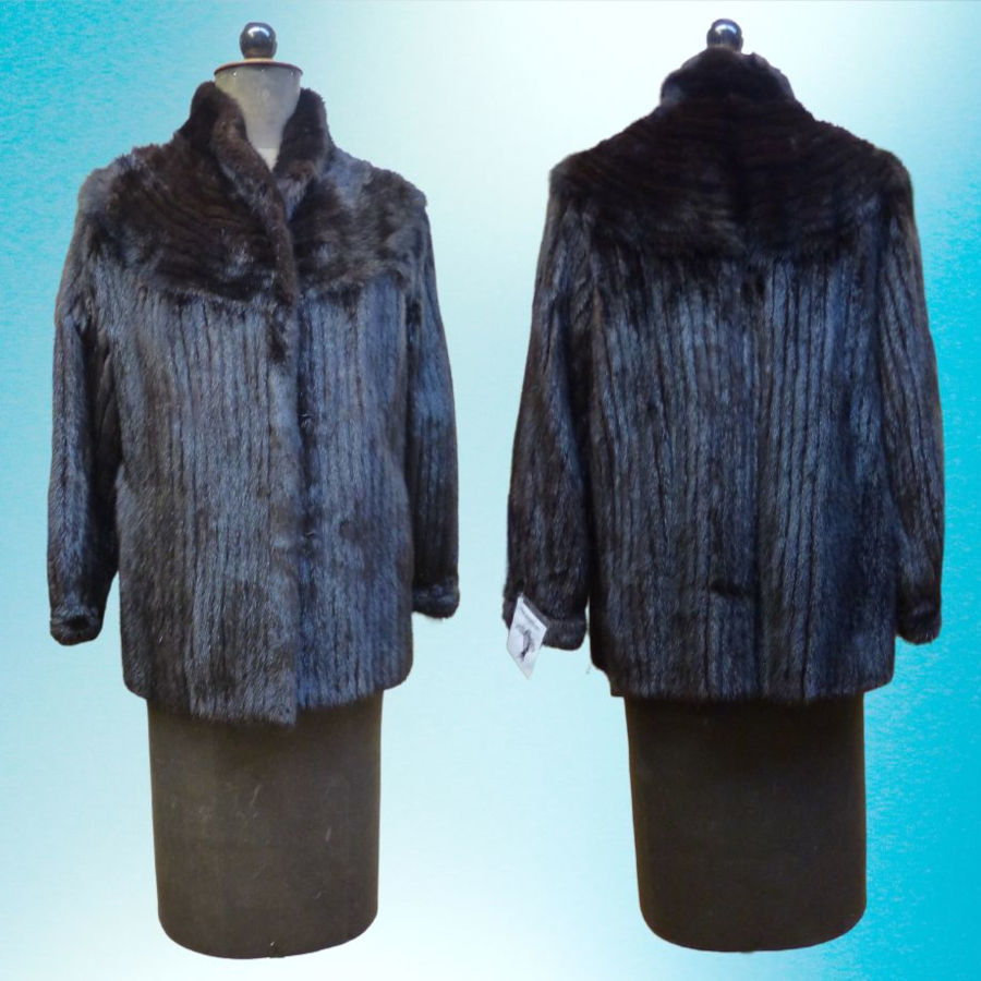 Mit Lederstreifen längs galonierte Dark Nerz Jacke.