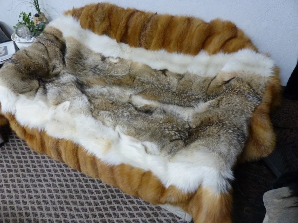 Pelzdecke aus Rotfuchs und Wolf und Blaufuchs