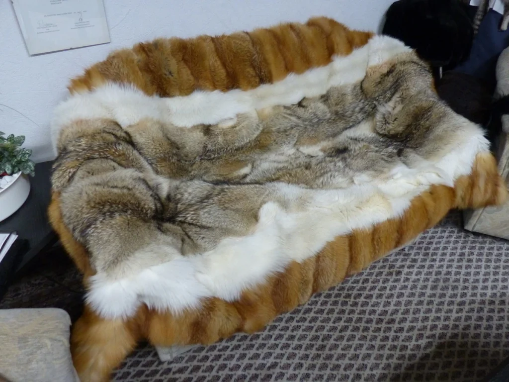 Pelzdecke aus Rotfuchs und Wolf und Blaufuchs